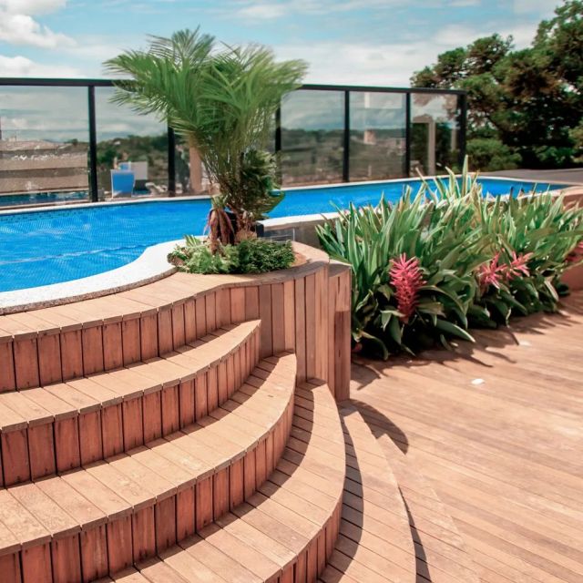 Projeto de área externa com um deck orgânico e vegetações, criando a atmosfera perfeita para relaxar ao ar livre 🌱🏊‍♂️

#piscina #arquiteturadeinteriores #areaexterna #arquiteturaresidencial #lazer