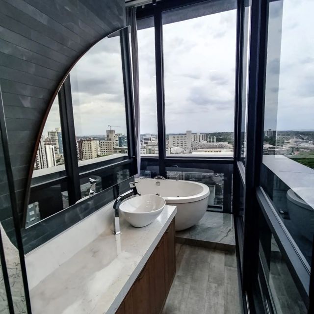 Já pensou tomar banho nessa banheira com essa vista?

Projeto de interiores elaborado e executado pela nossa equipe 👷‍♂️

#banheiro #designdeinteriores #suite #arquitetura #arquiteturaresidencial